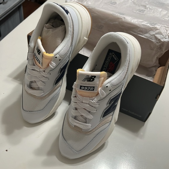 Women’s New Balance 997R White and Black Athletic  Shoes NIB - Picture 3 of 14